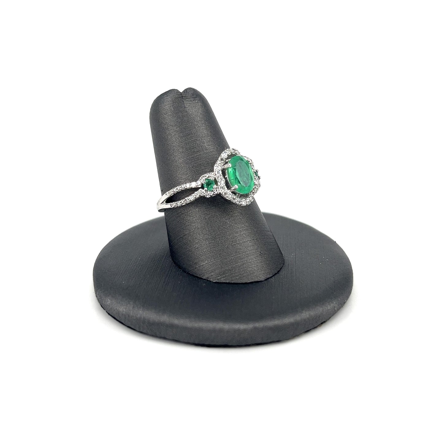 White Gold Emerald Ladies Fashion Ring