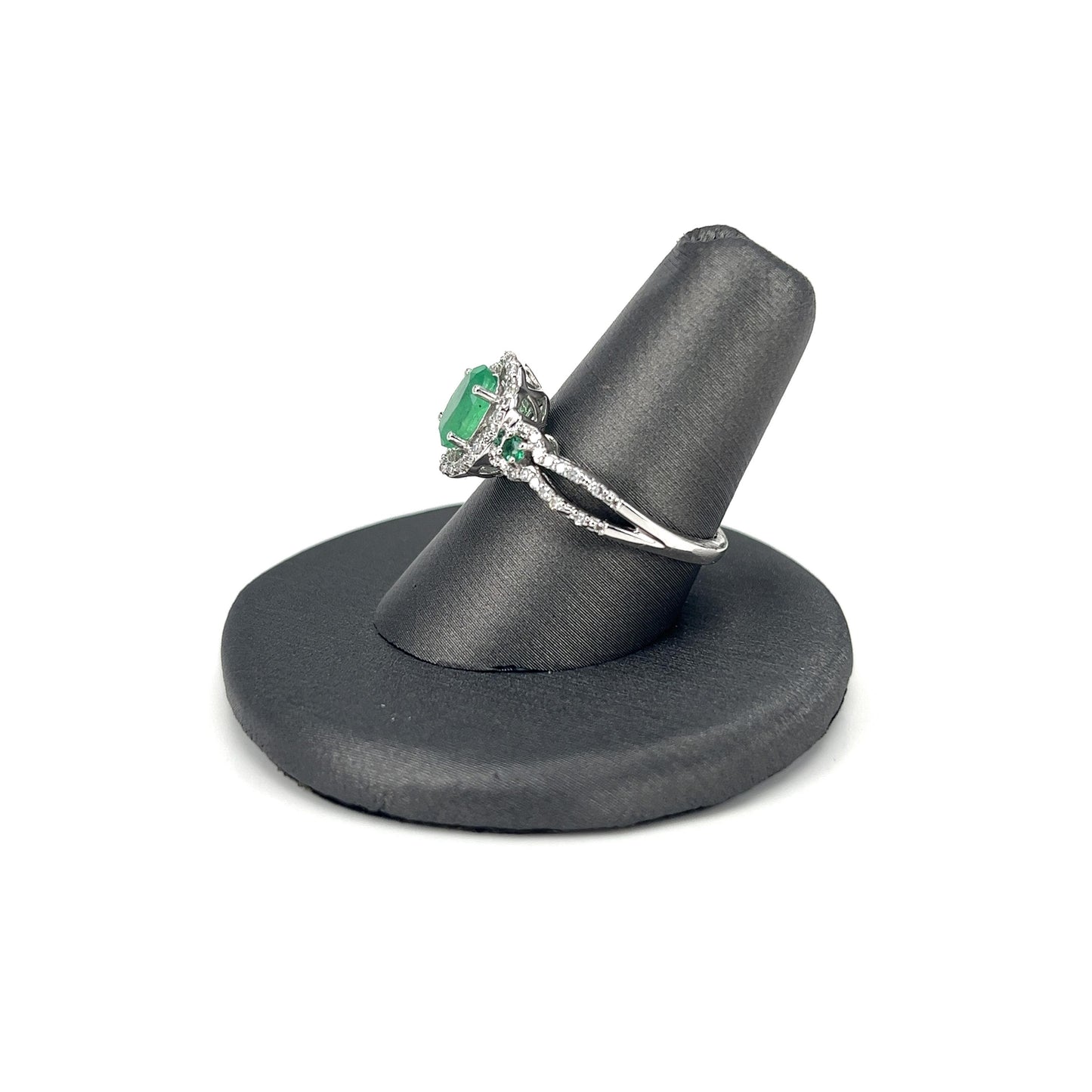 White Gold Emerald Ladies Fashion Ring
