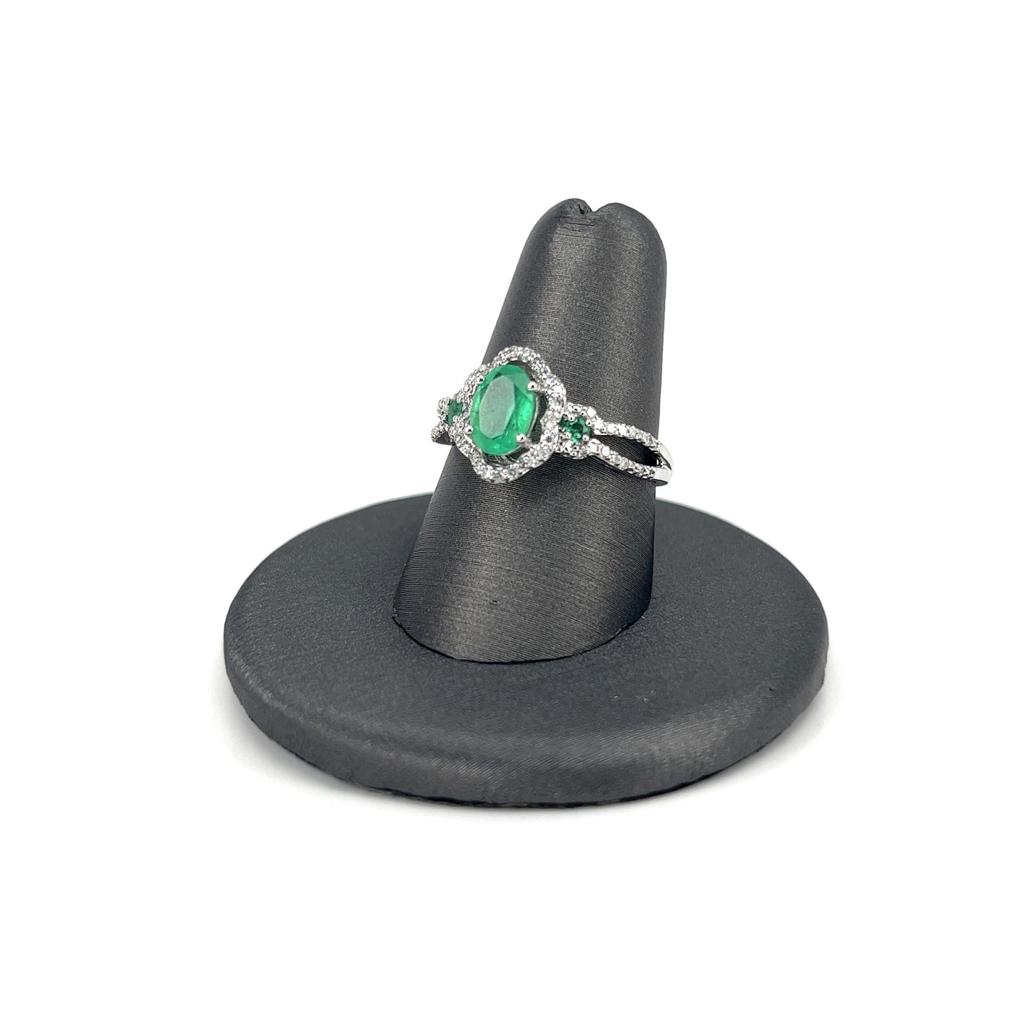 White Gold Emerald Ladies Fashion Ring