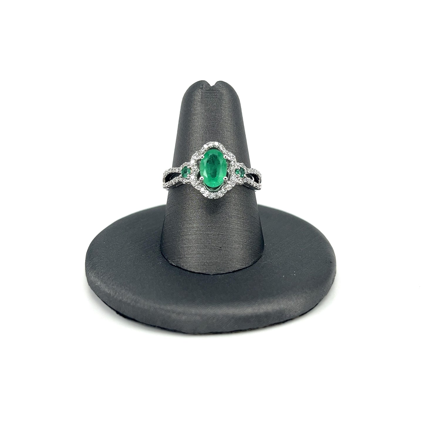 White Gold Emerald Ladies Fashion Ring