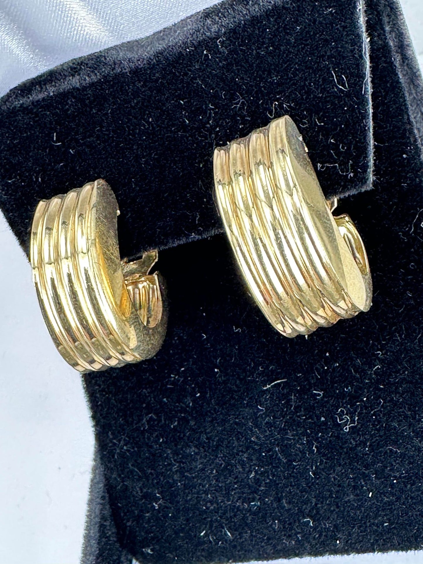 Yellow Gold Straight Line Design Leverback Earrings