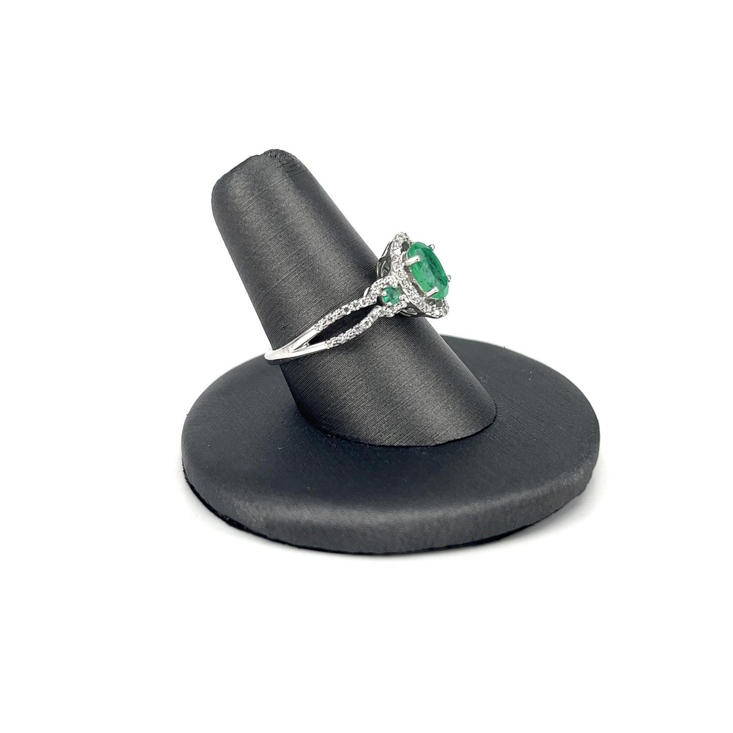 White Gold Emerald Ladies Fashion Ring