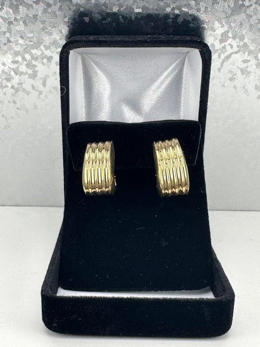Yellow Gold Straight Line Design Leverback Earrings